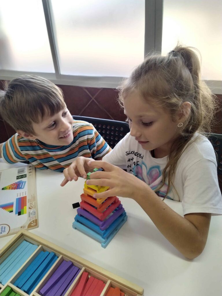 niños_jugando_con_piezas