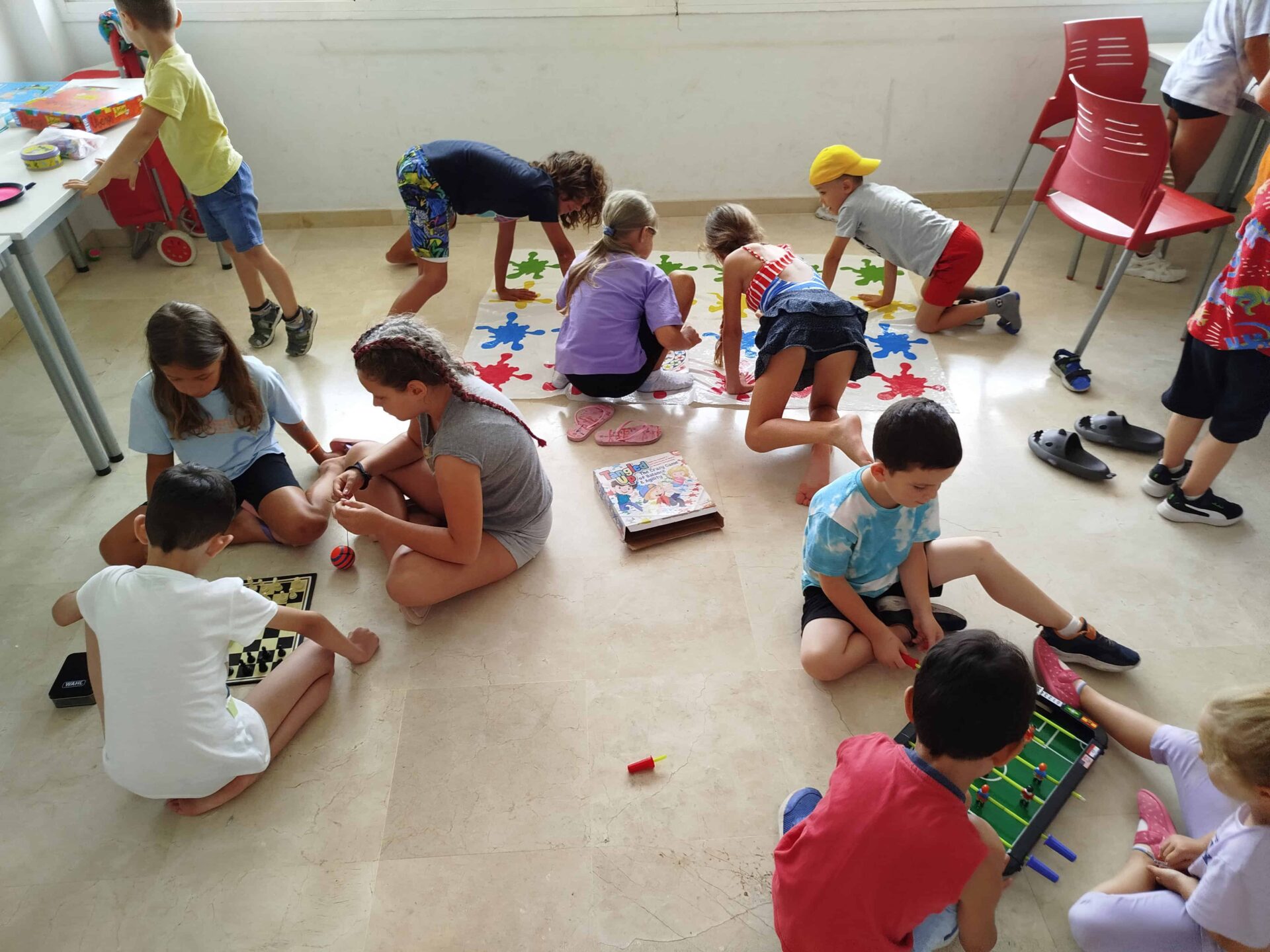 niños_jugando_en_el_suelo
