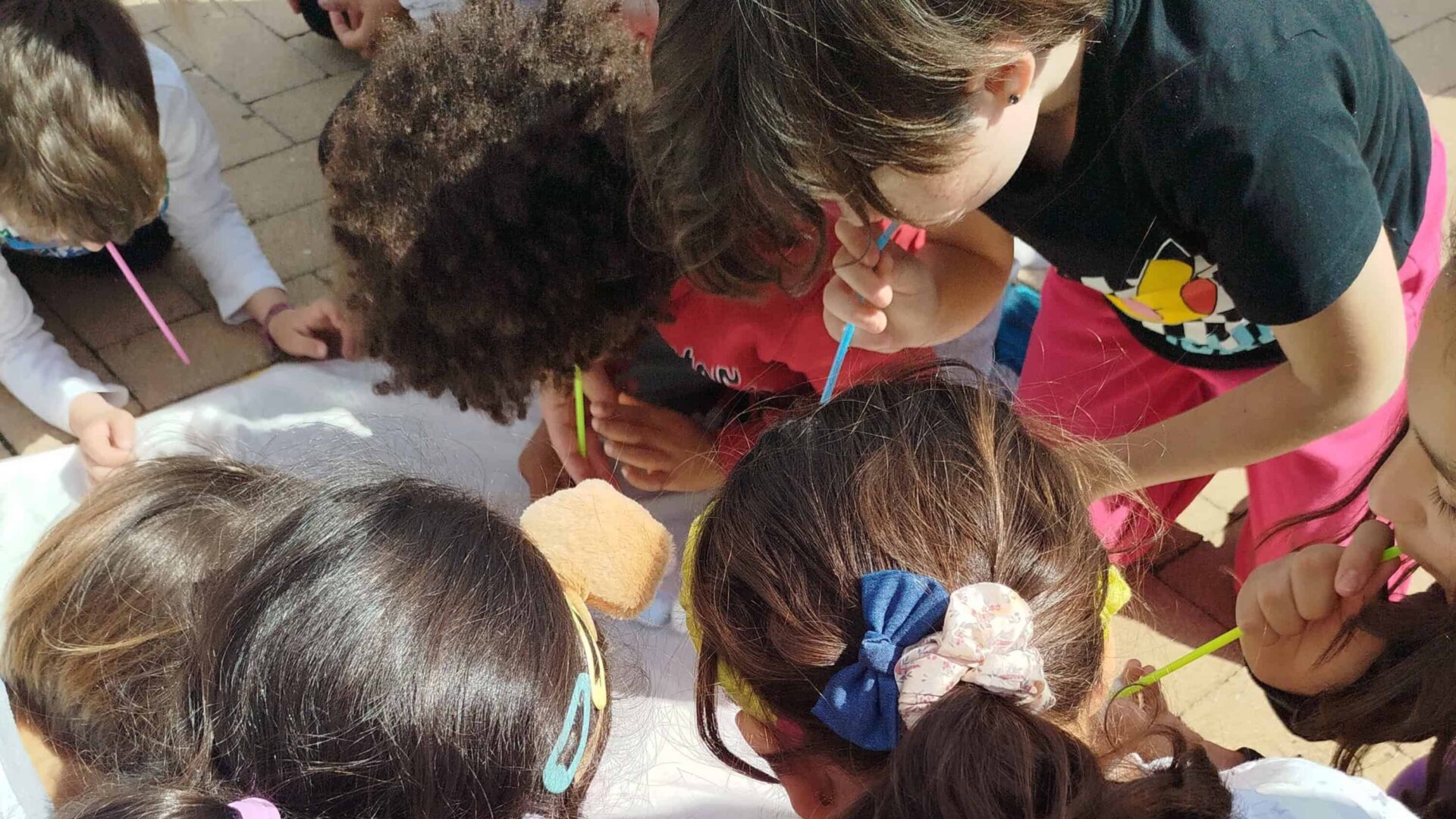 niños_soplando_con_pajita